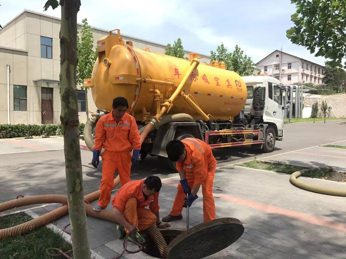 官渡化粪池清理与5-8吨吸粪车施工效率分析